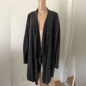 Barefoot Dreams Cozy Wrap with pockets Size XL